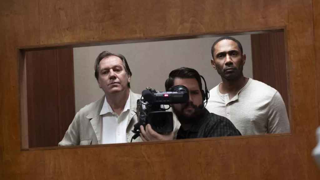 De izquierda a derecha: productor, cámara y director del documental en la serie 'The Staircase' de HBO Max.