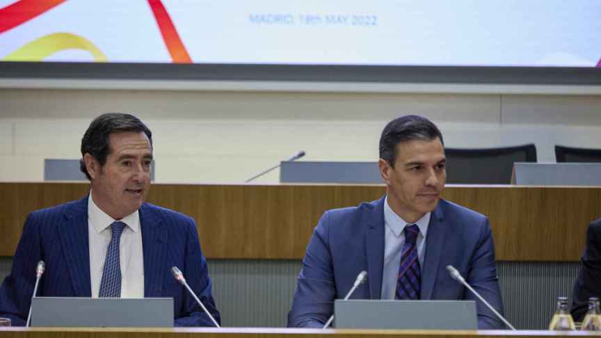 Antonio Garamendi y Pedro Sánchez, este miércoles, en la sede de la CEOE.