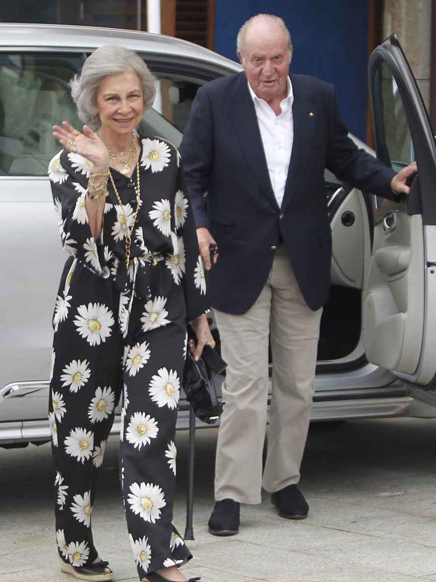 La reina Sofía y Juan Carlos I, en el Club Náutico de Sanxenxo en julio de 2019.