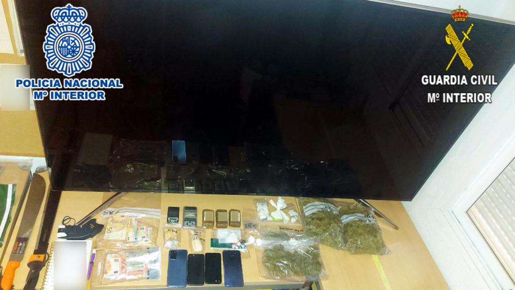 En los registros se han intervenido dinero, drogas y hasta armas.