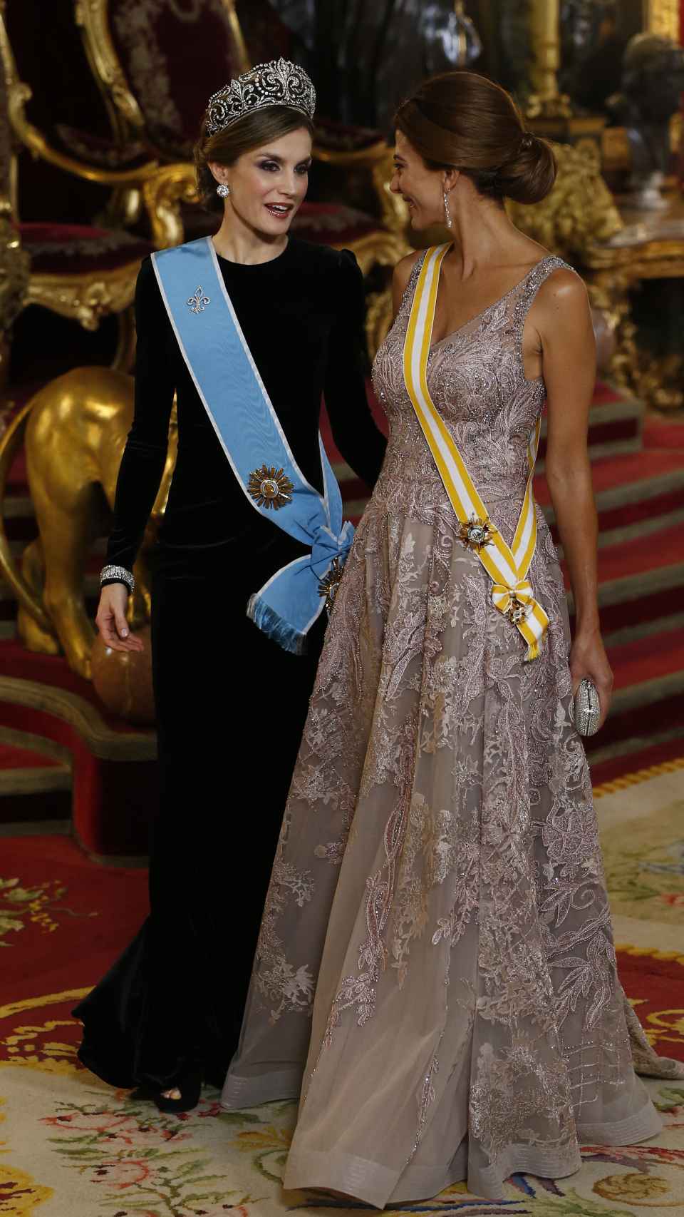 La reina Letizia vestida por Felipe Varela y Juliana Awada vestida por Gabriel Lage.