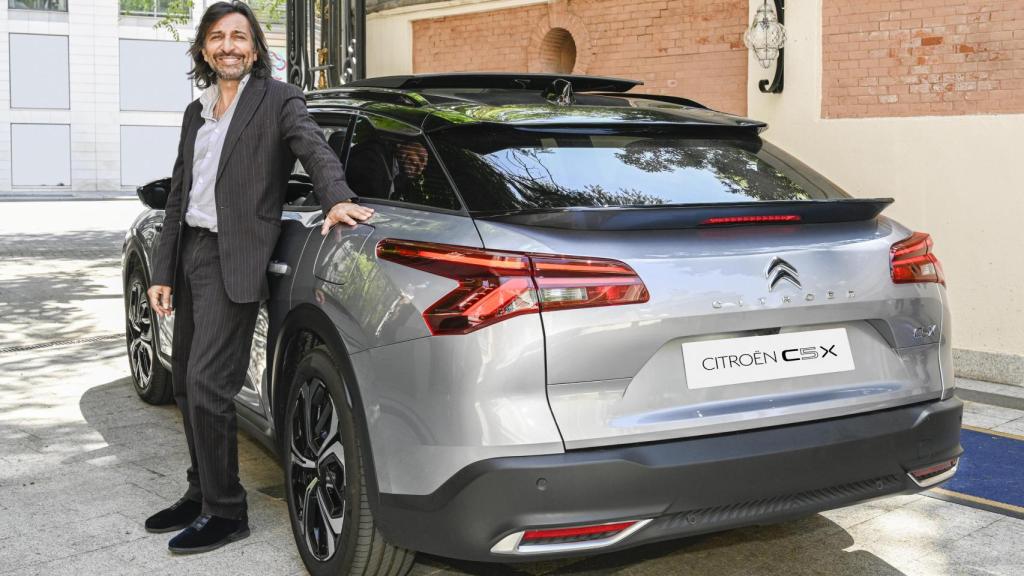Antonio Carmona, embajador del nuevo Citroën C5X, posando junto al vehículo.