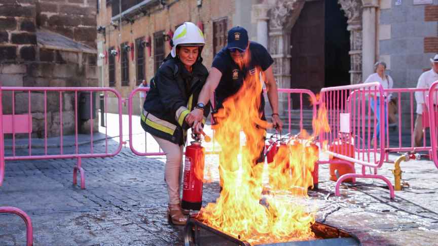 La alcaldesa de Toledo, extintor en mano, apaga un fuego junto al Ayuntamiento