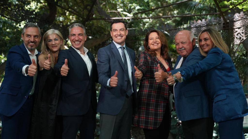 El presiente de la Junta de Andalucía, Juanma Moreno, con los consejeros de su gobierno.
