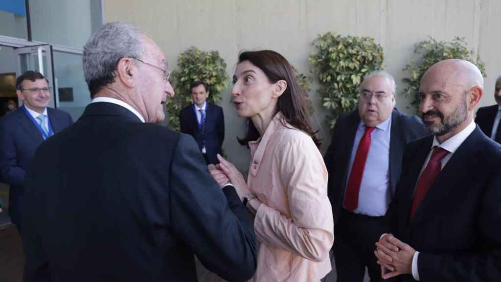 La ministra de Justicia, Pilar Llop, saluda al alcalde de Málaga, Francisco de la Torre.