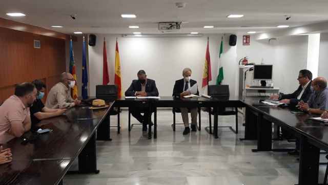 Reunión de alcaldes socialistas y nacionalistas con el presidente de la CHS, Mario Urrea, ayer.
