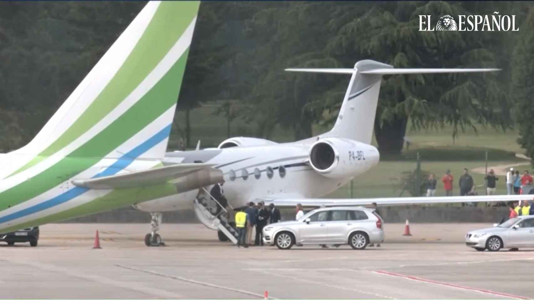 El rey Juan Carlos aterriza en el Aeropuerto de Vigo