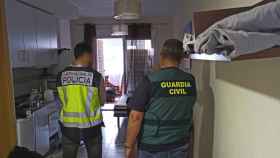 Policía y Guardia Civil trabajan juntos en una operación de venta de droga al menudeo.