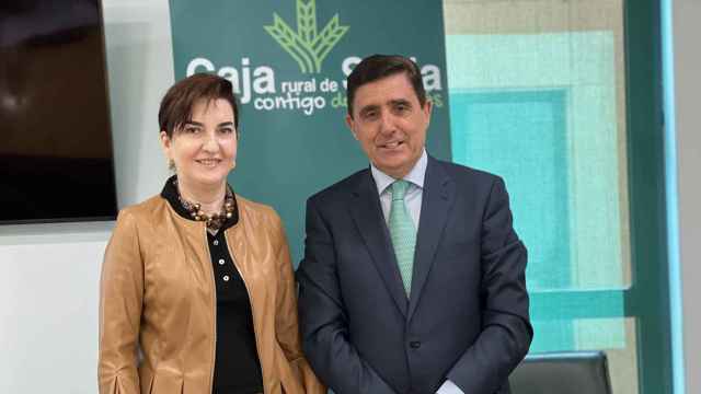 Firma del convenio entre Caja Rural y Soria Edita
