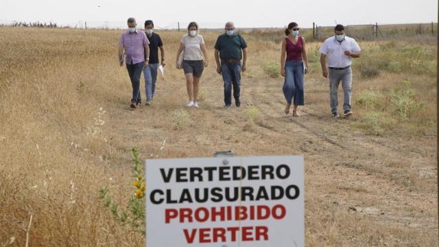 La delegada durante la visita a la restauración de un vertedero