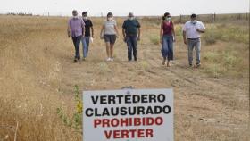 La delegada durante la visita a la restauración de un vertedero