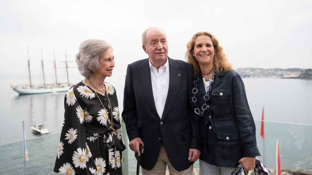 La reina Sofía, Juan Carlos I y la infanta Elena, en Sanxenxo el 13 de julio de 2019.