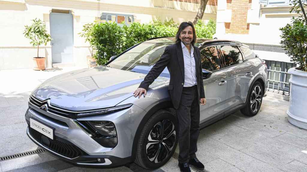 El cantante Antonio Carmona en una imagen promocional junto al nuevo coche Citroën, C5X, tomada este pasado miércoles 18 de mayo.