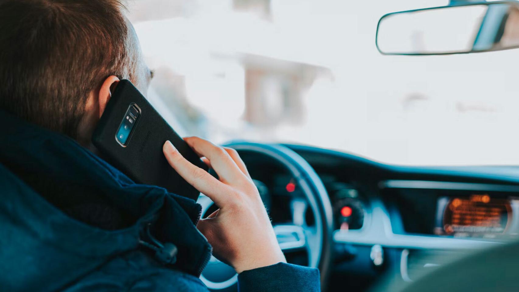 Usas soporte para el móvil en el coche? La DGT te multará en estos casos