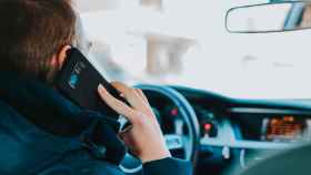 Todas las multas que te pueden poner por llevar o usar mal el móvil en el coche