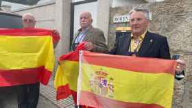 Varios espontáneos esperan la llegada de Juan Carlos I en Sanxenxo.
