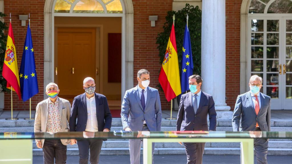 Pedro Sánchez con los representantes de CEOE, Cepytme, CCOO y UGT, en el Palacio de la Moncloa.