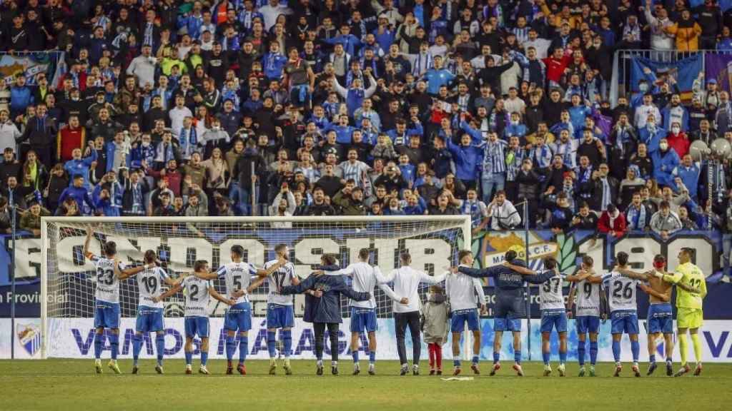 Los jugadores del Málaga celebran una victoria con la afición