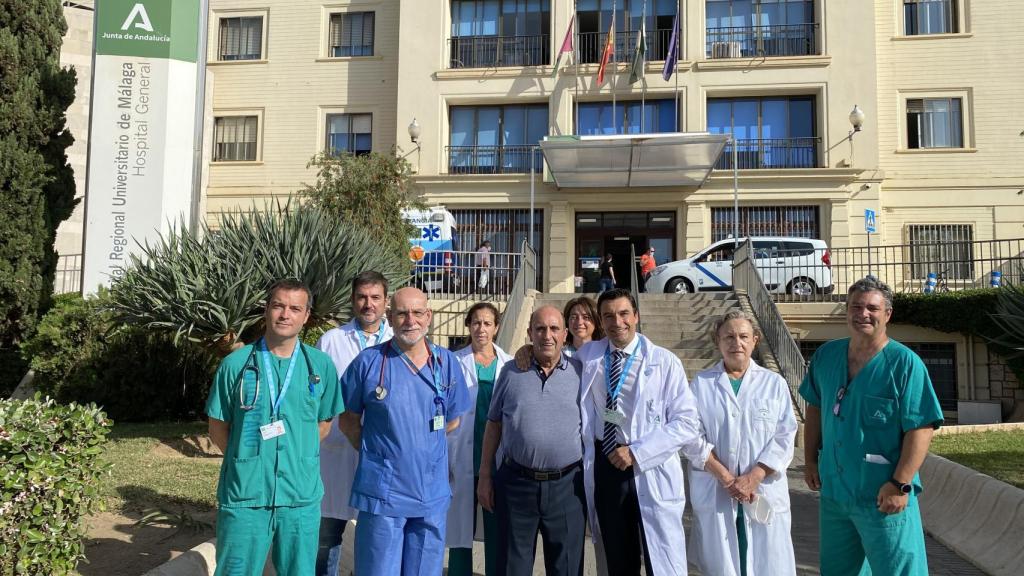 Francisco Camacho Pascual acompañado del equipo médico que le ha salvado la vida.