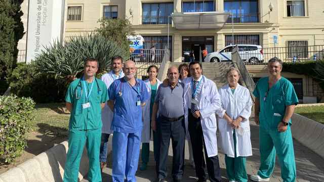 Francisco Camacho Pascual acompañado del equipo médico que le ha salvado la vida.