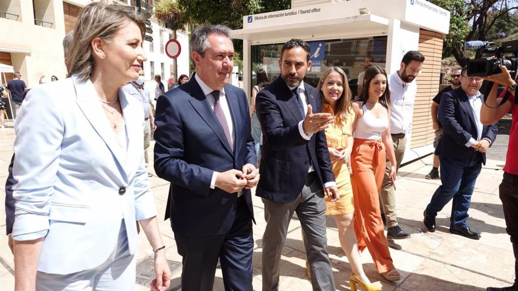 Juan Espadas, Daniel Pérez e integrantes de la candidatura socialista por Málaga.