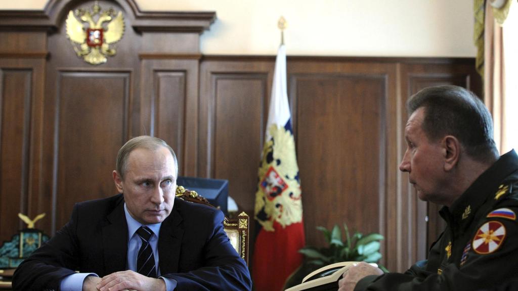 El presidente ruso, Vladimir Putin , y el comandante de las tropas del Ministerio del Interior, Viktor Zolotov, durante una reunión.