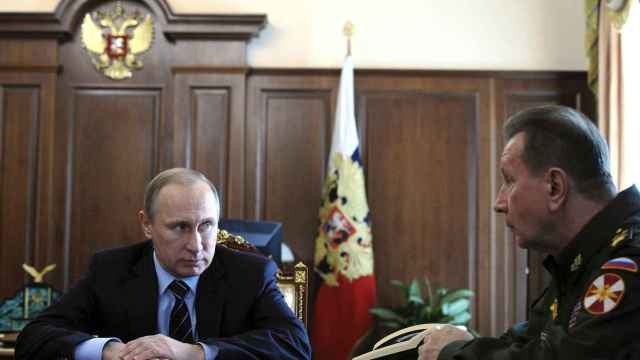 El presidente ruso, Vladimir Putin , y el comandante de las tropas del Ministerio del Interior, Viktor Zolotov, durante una reunión.