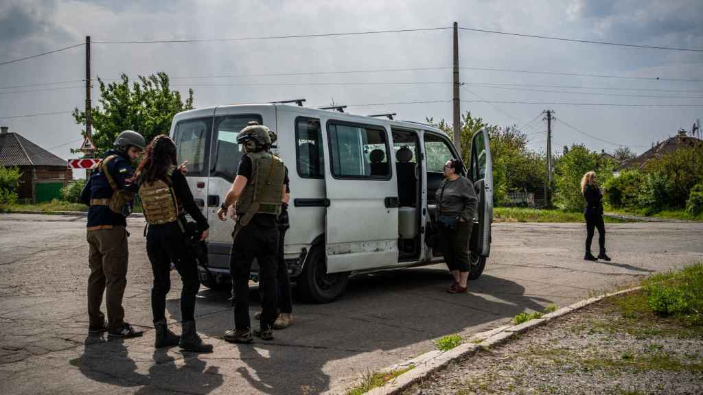 Un grupo de voluntarios militares en Lysychansk en lo que podría ser una de las últimas operaciones para abastecer las posiciones ucranianas.