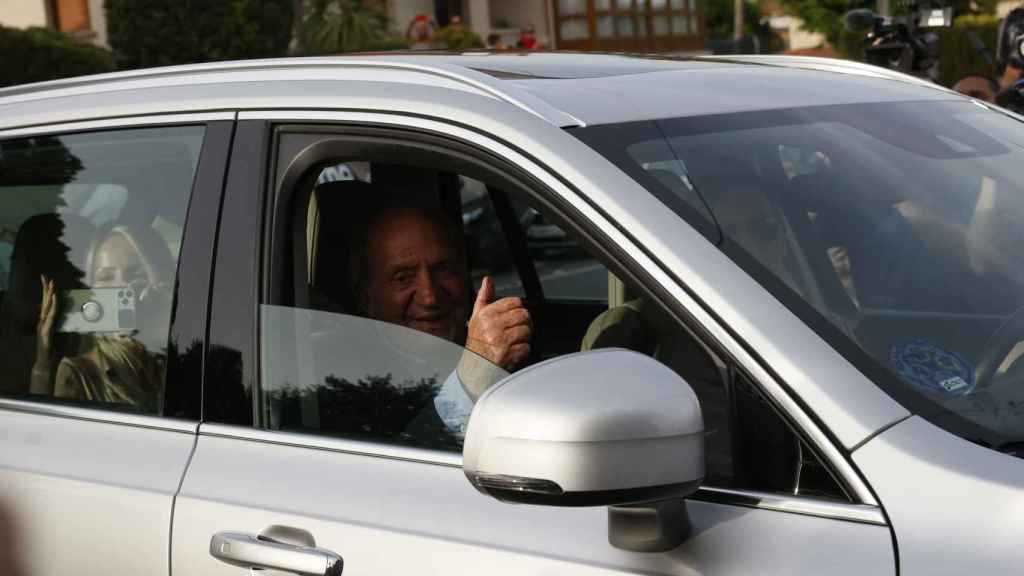 El rey Juan Carlos, saludando a su llegada a la casa de Pedro Campos.