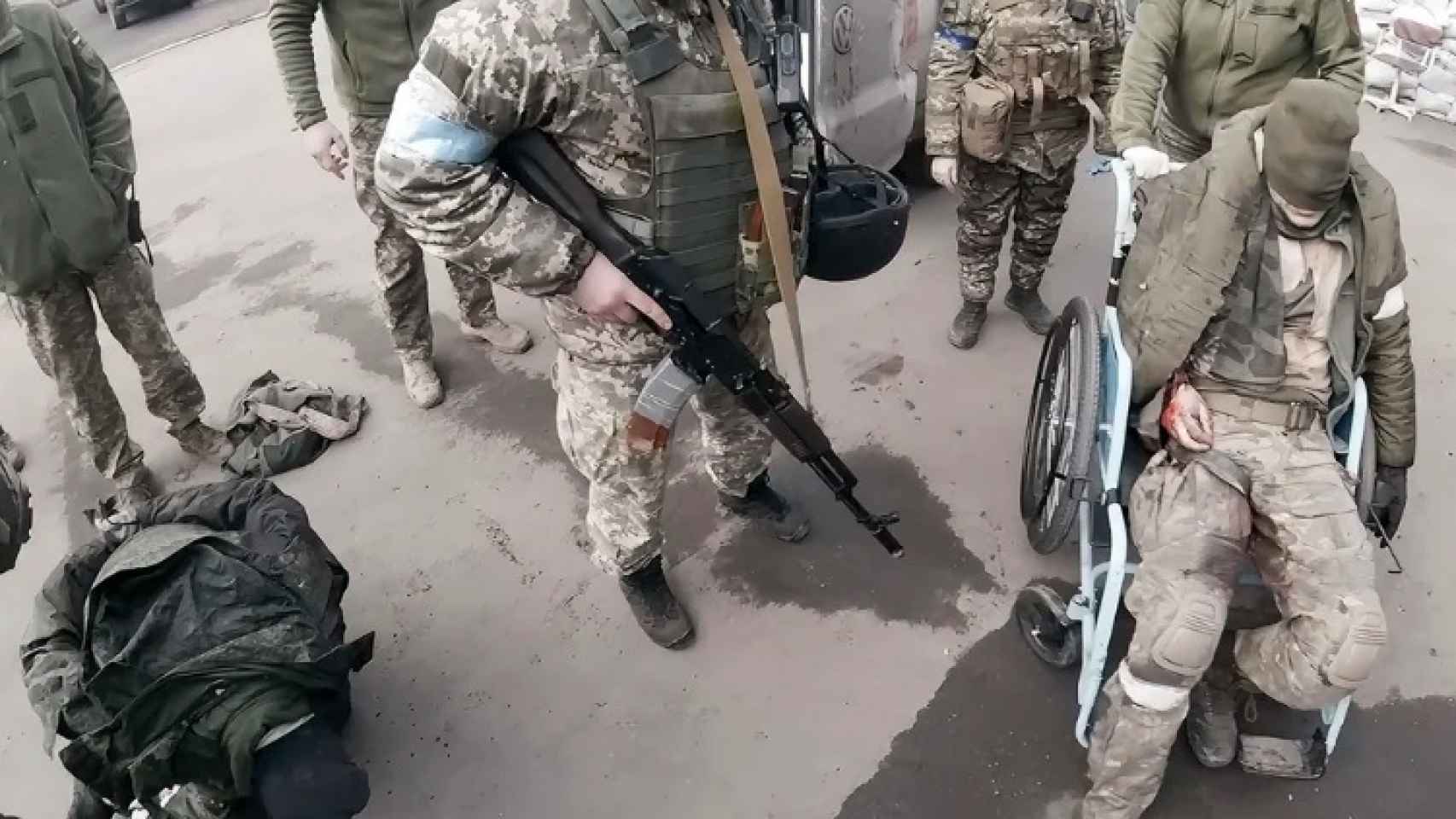 Dos soldados rusos llegan a un hospital en Mariúpol para ser tratados.