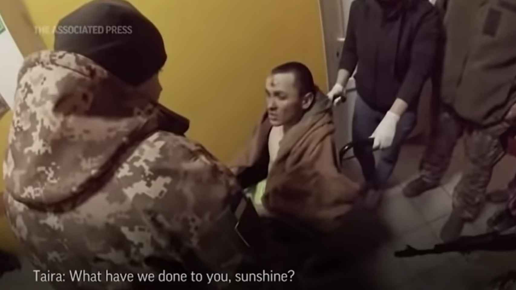Taira tratando a un soldado ruso, al que llama Sunshine.