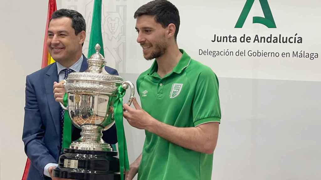 Juanma Moreno con la Copa del Rey.