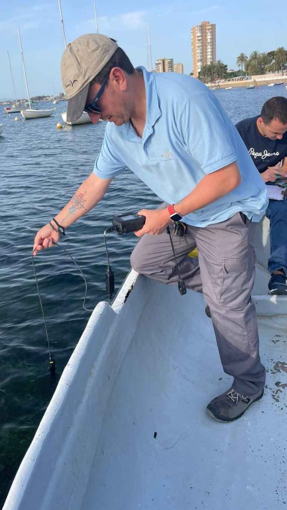Un técnico del IMIDA, esta semana, monitorizando los niveles de oxígeno del Mar Menor en San Javier.