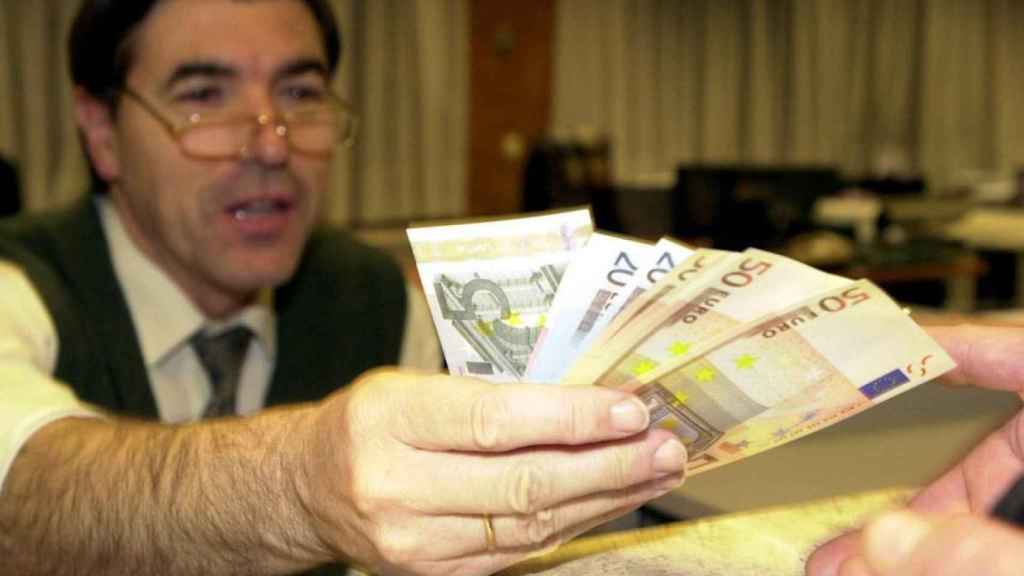 Cambio de pesetas a euros en un banco.