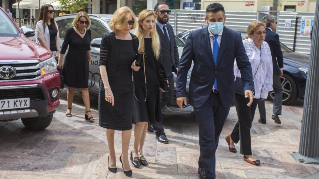 Concha Spínola, la viuda de Miguel Báez 'El Litri', llegando al último adiós al torero en Huelva este pasado viernes 20 de mayo de 2022.