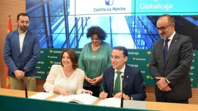 Patricia Franco y Pedro Palacios durante la firma de los dos convenios entre la Junta y Globalcaja.