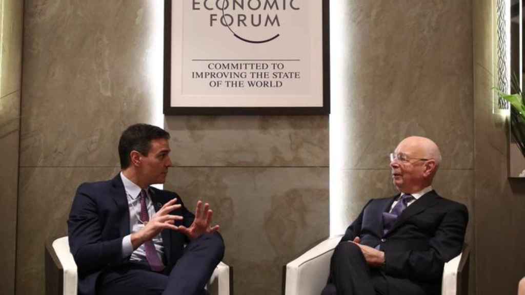 Pedro Sánchez con Kaus Schwab en una imagen que compartió en Twitter en 2020 en Davos.