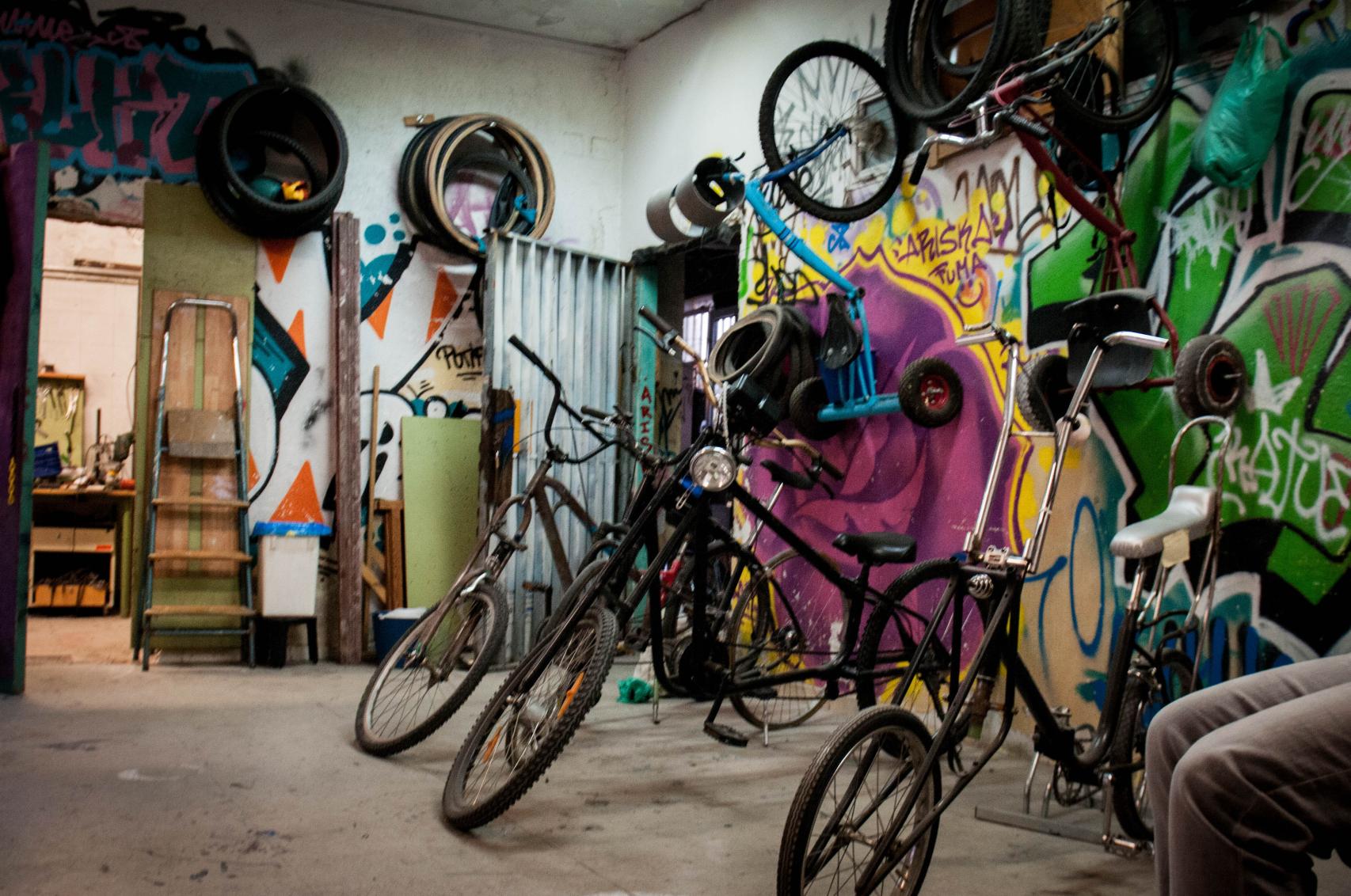 El interior del taller de bicis.
