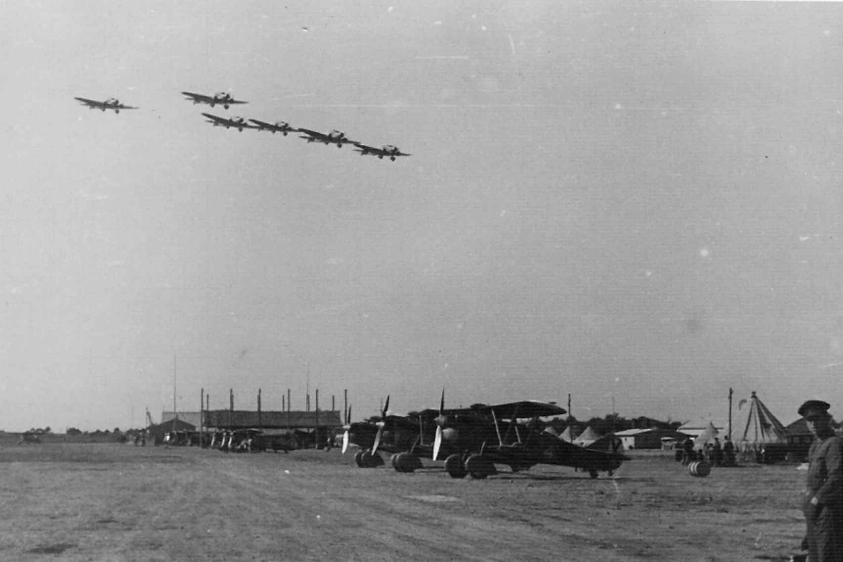 Bombarderos Savoia Marchetti 81 en vuelo en la base de Son Sant Joan, en 1938