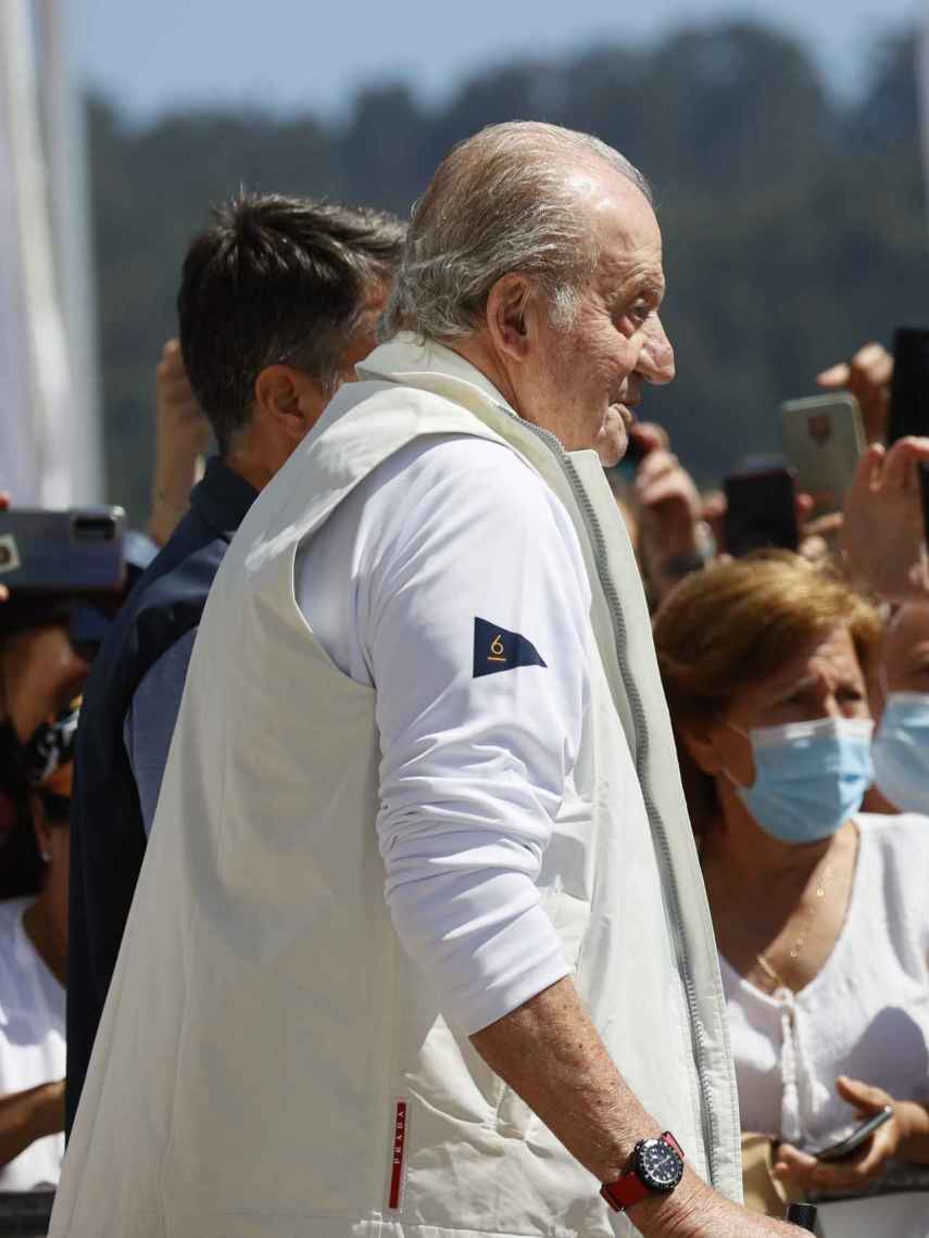 Juan Carlos con chaleco de Prada.