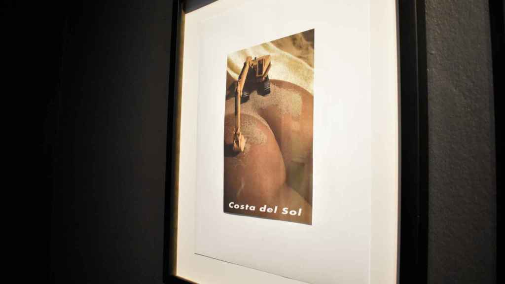 La exposición está llena de imágenes sacadas de anuncios publicitarios donde la mujer aparece sexualizada.