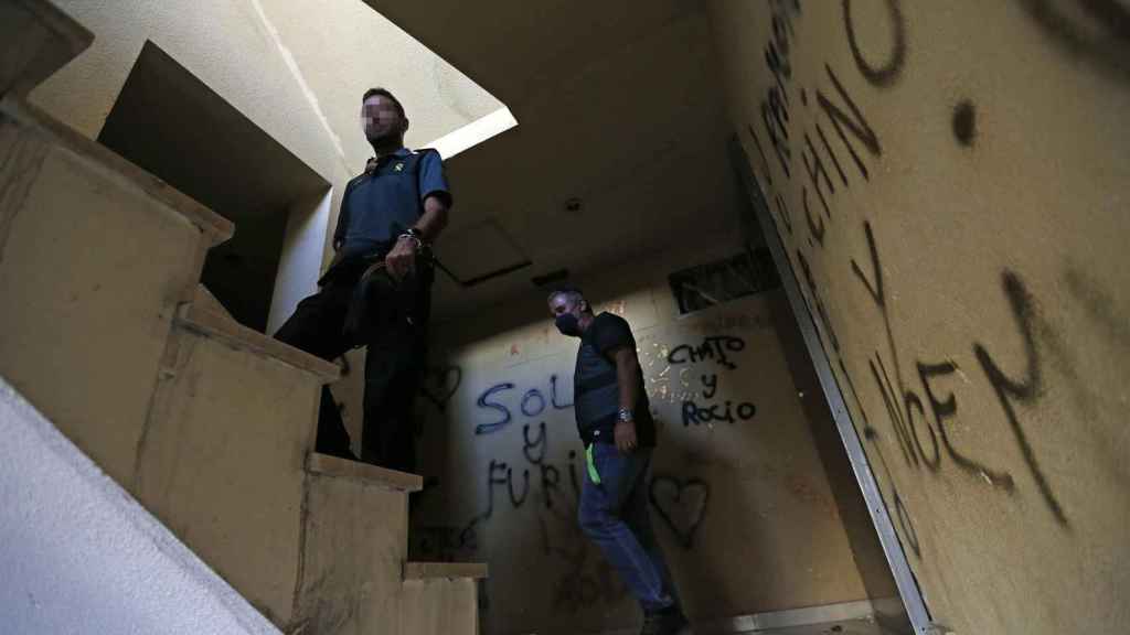 Agentes de la Guardia Civil subiendo las escaleras del edifio okupado.