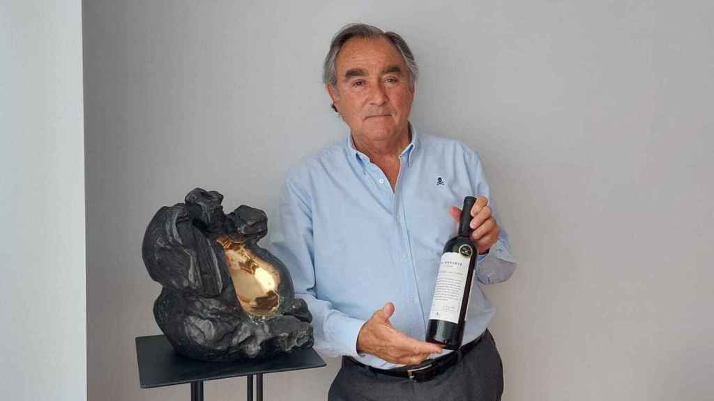 Luis Nozaleda, director del grupo Enate, posando con una botella del vino Libro Once.Las Luces.