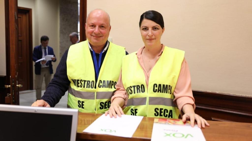 La candidata de Vox a la Junta, Macarena Olona, con Manuel Martín, presidente de Vox en Granada y dueño de la casa donde se empadronó Olona en Salobreña.