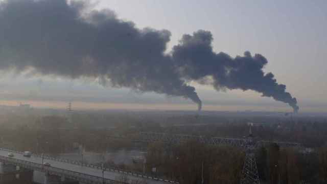 Columnas de humo se elevan después de que estalla un incendio en un depósito de petróleo ruso cerca de Ucrania
