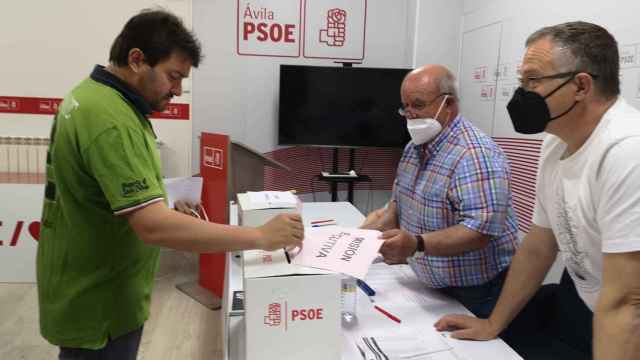 Iván Zazo deposita su voto en la urna.