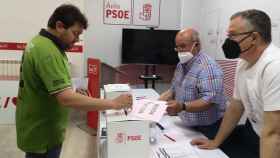 Iván Zazo deposita su voto en la urna.