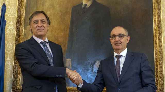 El alcalde de Salamanca, Carlos Carcía Carbayo, y el director general de Iberaval, Pedro Pisonero, firman un convenio de colaboración