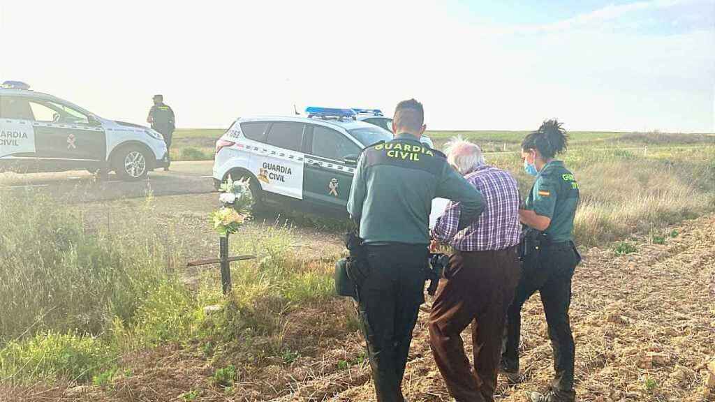 La Guardia Civil ayuda a salir de las tierras al hombre de 89 años