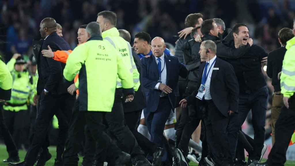 La policía se lleva a Patrick Vieira tras los incidentes después del Everton - Crystal Palace